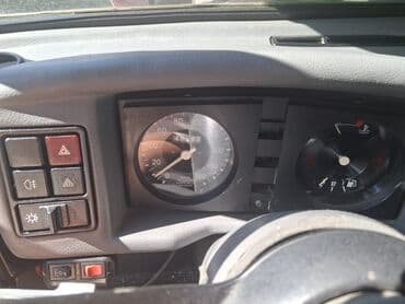 Ostalo: Automobil Zastava 128, crvene boje, sa nosačem za prtljag na krovu