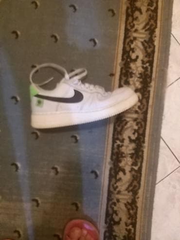 obuca bona: Bele sportske patike sa crnim Swoosh logotipom i zelenim detaljima na — 2