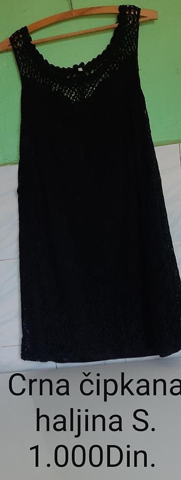 parka h: Crna čipkana haljina – veličina S - Model: kratka haljina bez rukava — 2