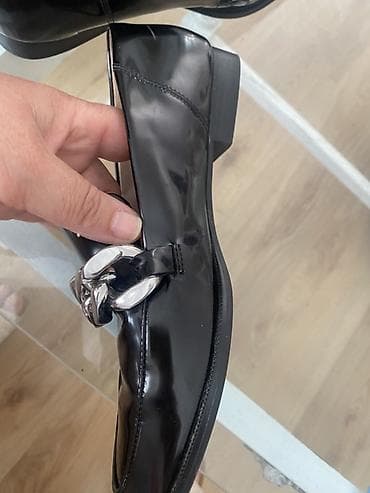 sandale nine west: Ženske crne mokasine sa dekorativnim srebrnim lancem - Model — 4