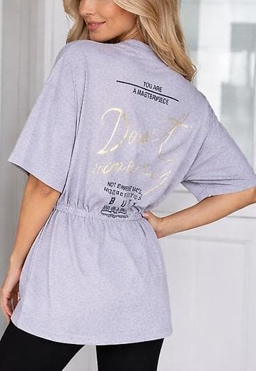 Muška obuća: Ženska tunika/majica sa vezom u struku i printom na leđima - Model — 2