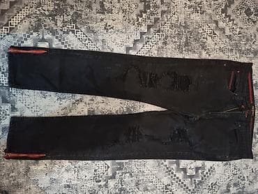 kosulje sa cirkonima: Muške crne farmerke sa efektom poderotina i dekorativnim crvenim — 2