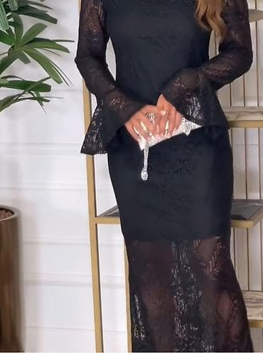 Elegantna crna čipkana haljina - Kroj: pripijena silueta sa peplum