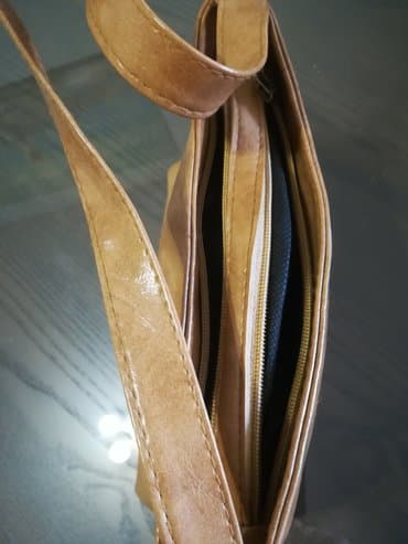 kožna torba ženska: Torba svetlo braon dimenzije 28x17 cm, ima dva pretinca, vrlo očuvana — 7