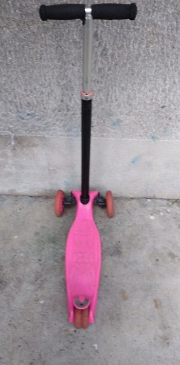 vogeli haljine: Trotinet Scooter sa cetiri tocka – dva napred i dva pozadi koji svetle — 2