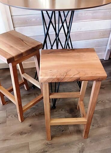 Barska stolica izrađena od svetlog drveta sa kvadratnim sedištem