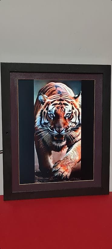 ram za fotografije: ▪︎ Digitalni foto‑ram sa ekranom u drvenom ramu: Compositor — 3