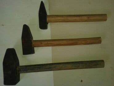 prodaja polovnog alata iz uvoza београд: 3-komada čekića sa slike, najveći 2,5 kg, srednji 1,5 kg, najmanji 0,7 — 1