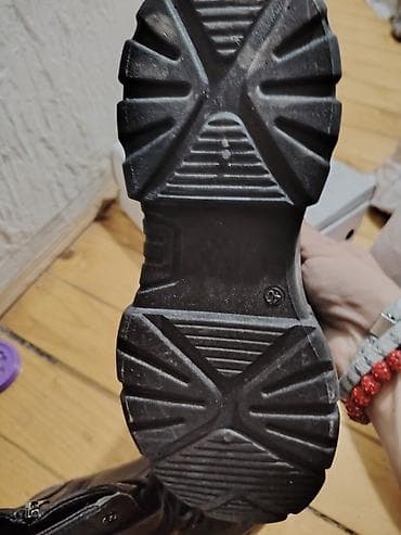 obuca novi pazar: Crne kožne/eko-kožne gležnjače sa debelim đonom - Model: unisex — 2