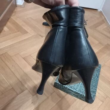 bez pantalone i crna kosulja: Gležnjače, 37 — 5