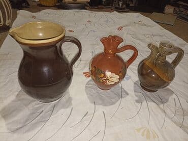 cam navlaka za hranilicu: Dva krčaga ( visine 22 cm ) i četri bokala ( najveći visine 25 cm — 1