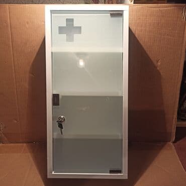 Izuzetno očuvan metalni ormarić za prvu pomoć sa dva ključa i na lalafo.rs Izuzetno očuvan metalni ormarić za prvu pomoć sa dva ključa i