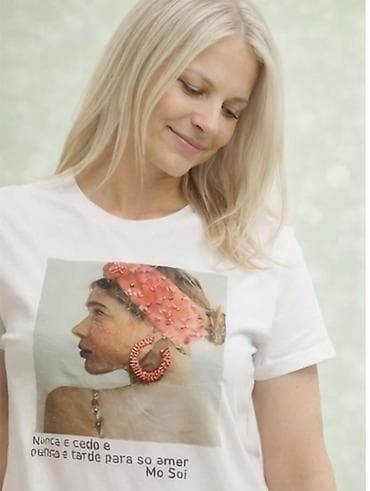 helanke za punije: Bela pamučna majica kratkih rukava sa printom ženskog lika sa crvenom — 3