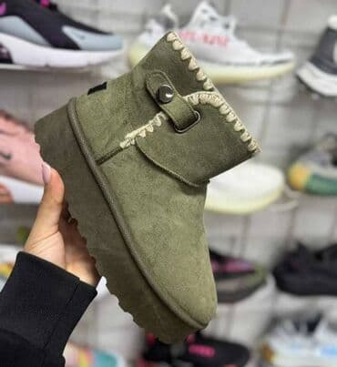 Flat shoes: High boots — 3