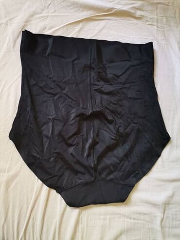 Bodi: Steznik. Naznačena veličina steznika je XL, ali je dosta manji, možda — 3