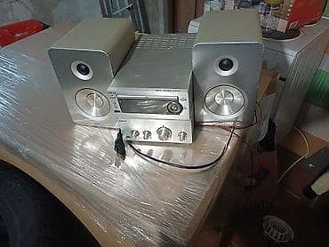 Kompaktni Hi‑Fi stereo sistem AKAI sa dva pasivna zvučnika. Glavne