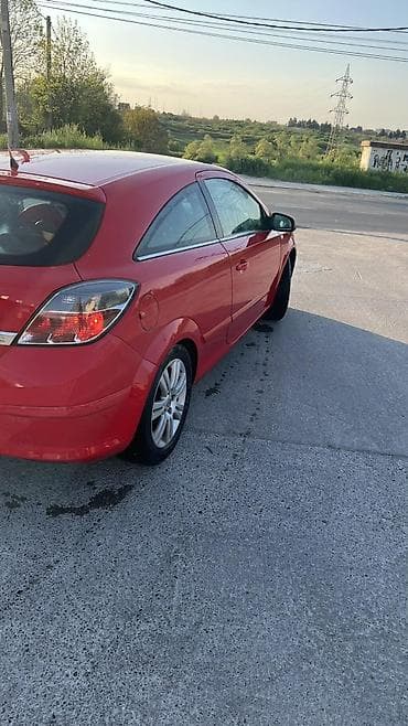 Opel: Opel Astra GTC, trovratni hečbek u crvenoj boji. Glavne — 2