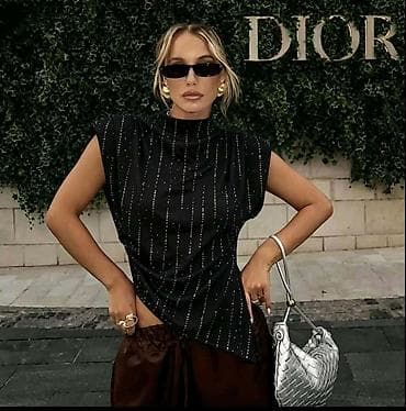 Majica sa sjajem i visokim rol-kragnom i asimetričnim drapiranim