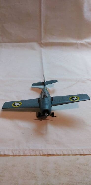 fizika sa zbirkom zadataka i prirucnikom za laboratorijske vezbe za 1 razred: Avion Amercom Grumman F4F Hellcat 1945 na neoriginalnom — 2