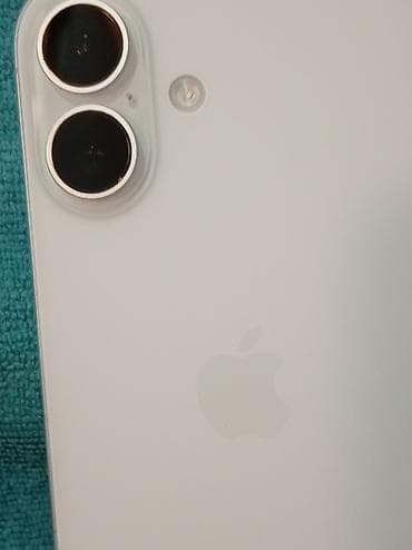 Apple iPhone – bela boja - Ekran sa “Dynamic Island” izrezom na vrhu;