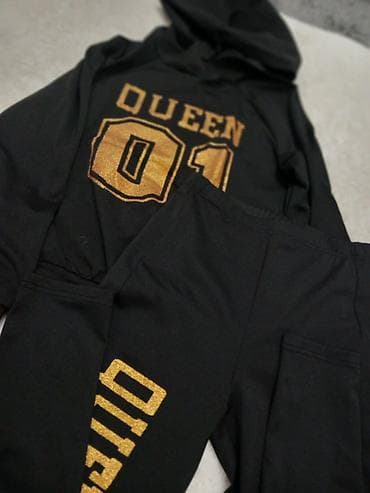 flekice za cipele: Ženski komplet trenerke “QUEEN 01” – crna sa zlatnim printom - Dvod — 1
