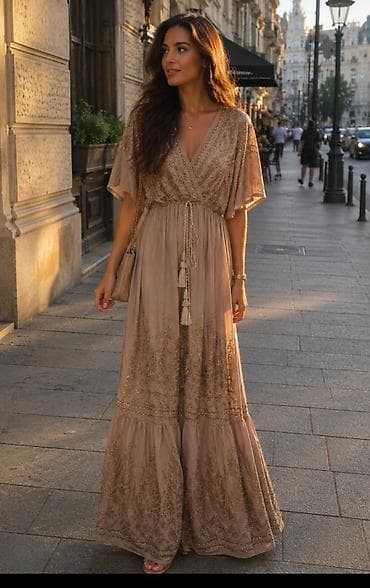 Boho maxi haljina u bež/nude nijansi sa zlatnim vezom i sitnim
