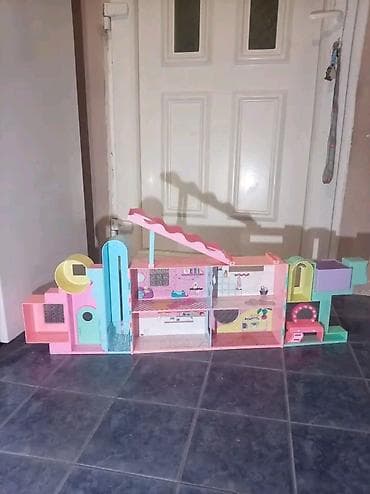 Velika kućica za lutke – modularna, na više nivoa, u pastelnim bojama