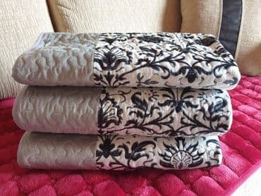 Neklizajući plišani flekeri Set sadrži tri dela, za trosed, dvosed i