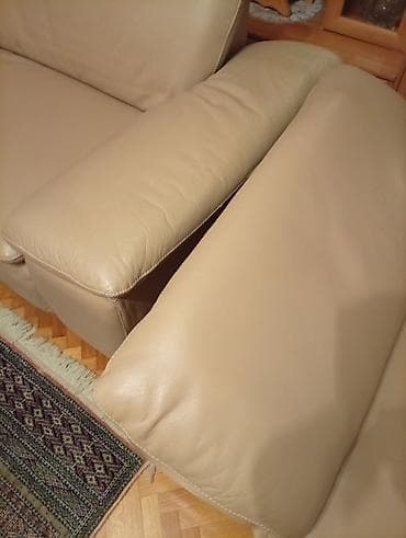 stolovi za kuhinju: Kožna dvosede/sofa – bež/peščana boja . DVA TROSEDA — 4