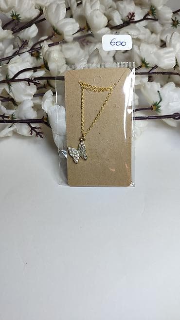 Zlatni lančić sa priveskom leptira ukrašenim sitnim, blistavim