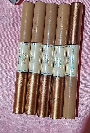 crop top h: Set kozmetike za usne i obrve – više komada Sadržaj: - Tečni ruževi i — 8