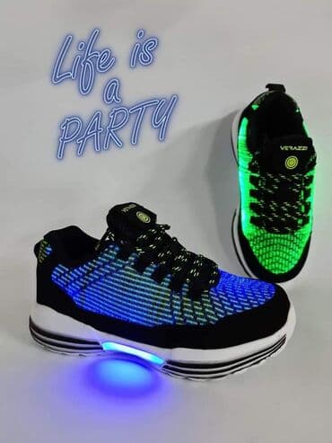 Extra model svetlecih patika Patikice cije celo nalicje svetli i deo na lalafo.rs Extra model svetlecih patika Patikice cije celo nalicje svetli i deo