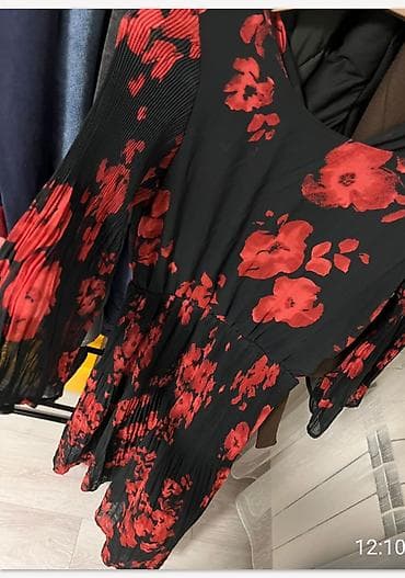 Ženska haljina – crna sa crvenim cvetnim printom - Model: midi — 2