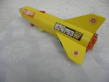 fizika sa zbirkom zadataka i prirucnikom za laboratorijske vezbe za 1 razred: Kovozavody Ites raketa 1962, CSSR.34 cm, frikcioni motor, 2 baterije — 3