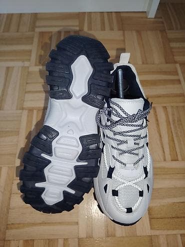 starke bele cena: Patike za svakodnevno nošenje i trail inspirisan dizajn UG 24,5 - — 5