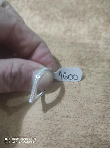 Srebrni prsten sa cirkonima - Elegantno talasasti dizajn sa dve