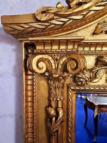 dimenzije kreveta za dvoje: Ukrasno ogledalo sa postoljem, bogato ukrašeno detaljnim rezbarijama u — 9