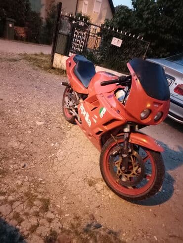 dimenzije guma za passat b6: Crveni sportski motocikl Aprilia, idealan za ljubitelje 125cc rotax — 6