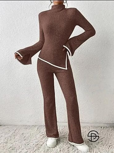 Dvodijelni ženski komplet od rebrastog pletiva. - Gornji dio: uska