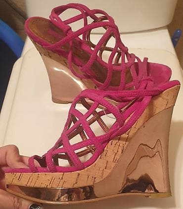 Nine West, roze ciklama boje sandale sa prepletenim kaiševima. Br.je
