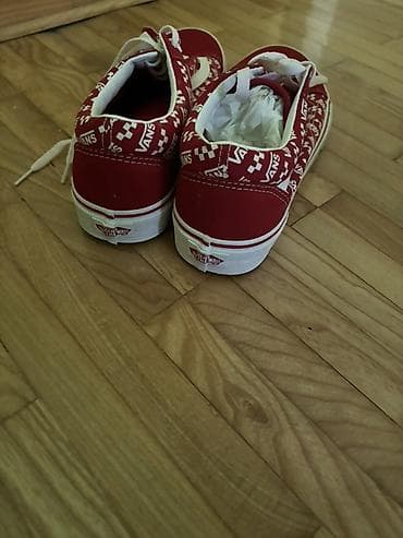 pantalone na crtu: Predstavljamo uniseks Vans Old Skool patike u crvenoj boji. Ove patike — 9