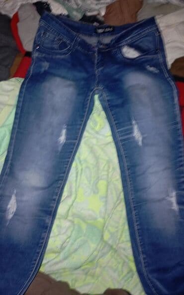 Farmerke: Plave ženske farmerke sa istrošenim detaljima. Poseduju pet džepova i na lalafo.rs Farmerke: Plave ženske farmerke sa istrošenim detaljima. Poseduju pet džepova i