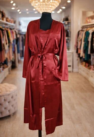 Saten ogrtač u boji bordo vina - Materijal: glatki, sjajni saten na lalafo.rs Saten ogrtač u boji bordo vina - Materijal: glatki, sjajni saten