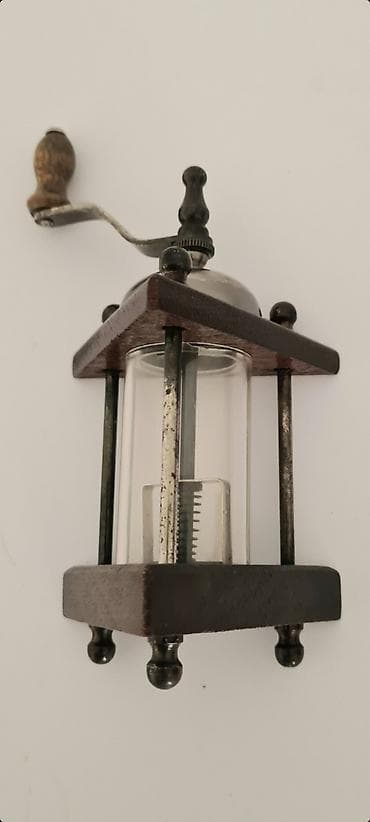 kuhinjski element sa sudoperom: - Prodajem stari iz srednjeg veka, francuski ručni mlin za biber. - — 7