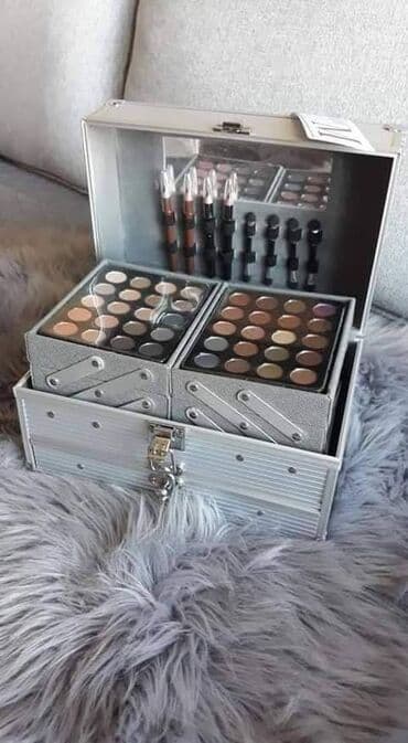 Šminka: *Miss Rose Veliki kofer sa sminkom* Sadrži: *94 senki  *12 ruzeva — 2