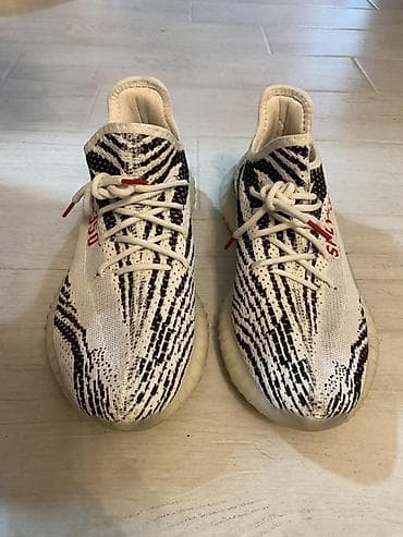 Patike Yeezy Boost 350 V2 “Zebra” – crno‑bele pruge sa crvenim na lalafo.rs Patike Yeezy Boost 350 V2 “Zebra” – crno‑bele pruge sa crvenim