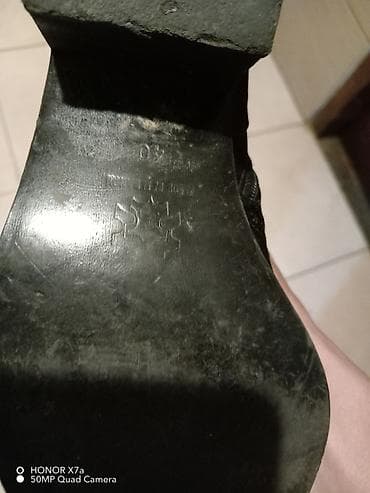 High boots: Crne kožne čizme do polovine lista, elegantnog špicastog vrha i sa — 7
