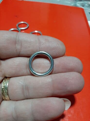 Prstene Breil vise komada prsteni su svi 17 m.m ima dva kockasta jedna