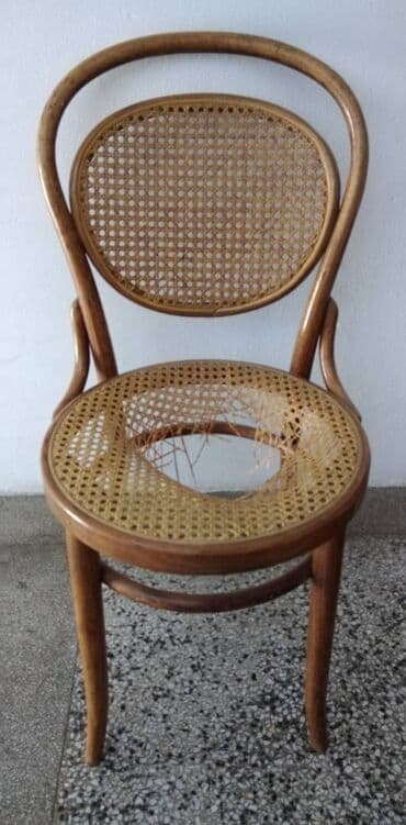 slavski sto i klupe: Prodajem 6 kom. Thonet stolica sa spanskom trskom,ostecen sedalni — 1