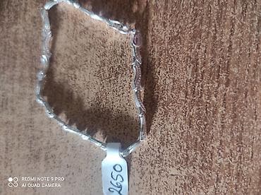 Srebrna narukvica elegantnog dizajna - Materijal: metal srebrne boje